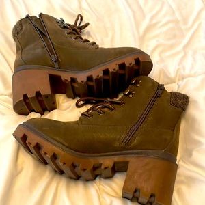 Universal Threads chunky olive green heeled boot!